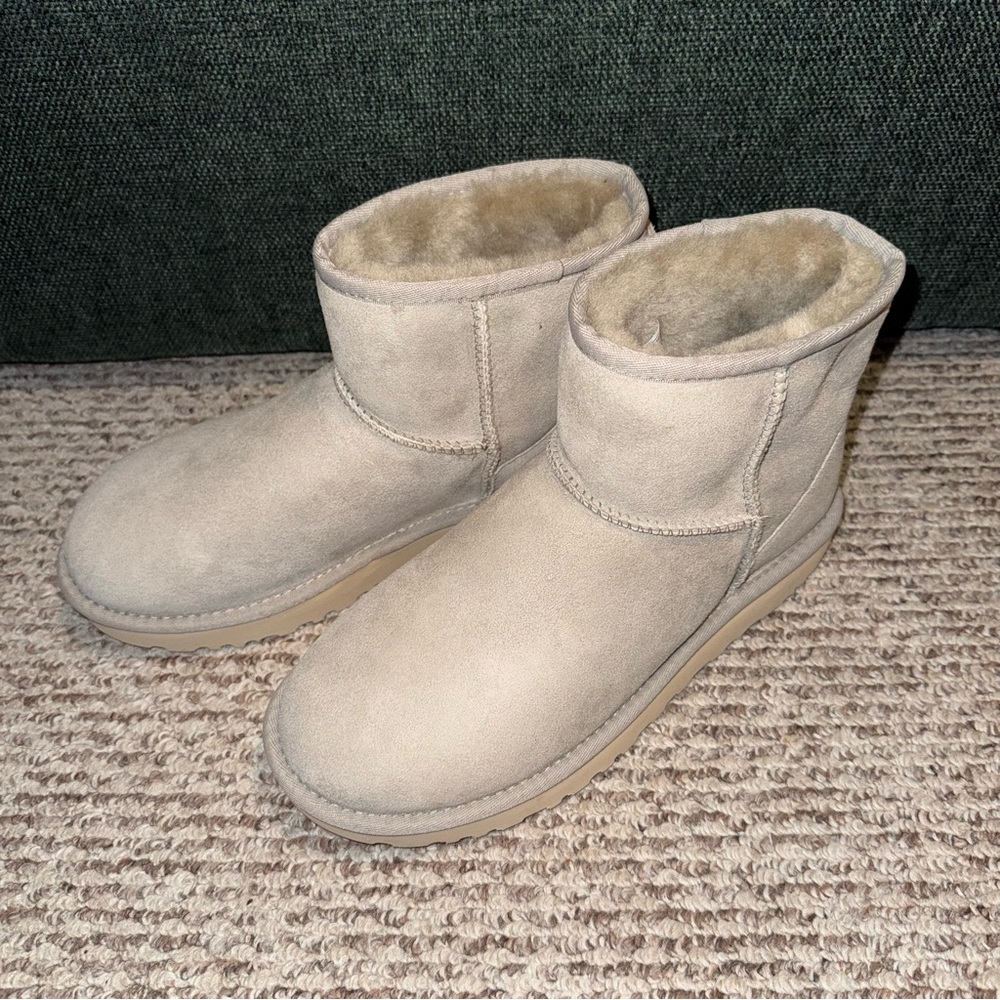 UGG LIGHT GRAY CLASSIC MINI SUEDE SHEEPSKIN BOOTS NEW SIZE 9